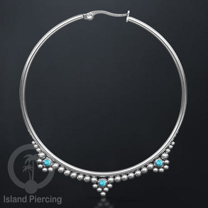 Anting hoop stainless steel 60mm yang dihiasi dengan bola-bola baja kecil dan batu asli.