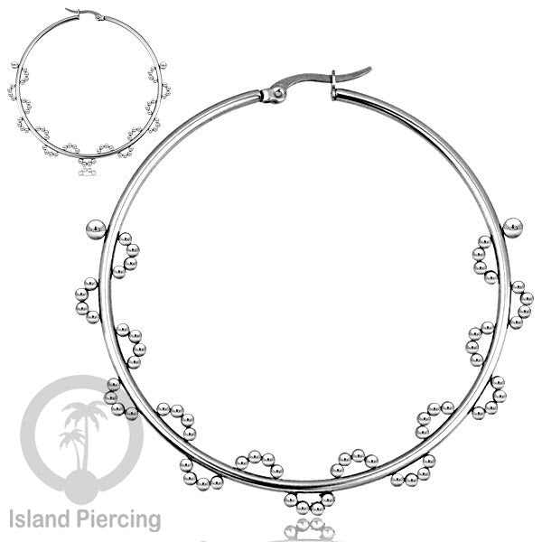 Anting hoop stainless steel 60mm yang dihiasi dengan bola-bola baja kecil dan batu asli.