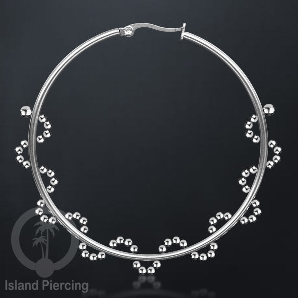 Anting hoop stainless steel 60mm yang dihiasi dengan bola-bola baja kecil dan batu asli.