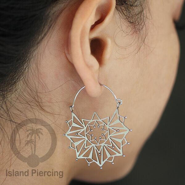 Anting stainless baja bedah warna silver motif yang istimewa