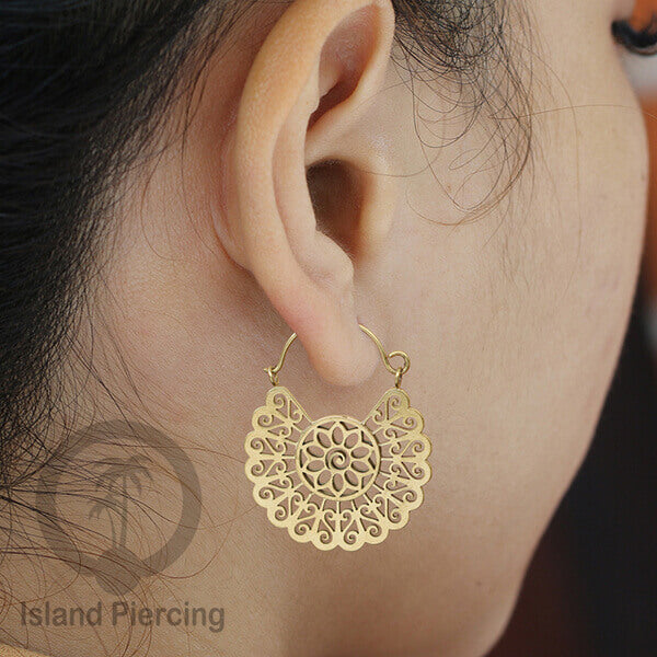 Anting stainless steel warna gold motif yang istemewa