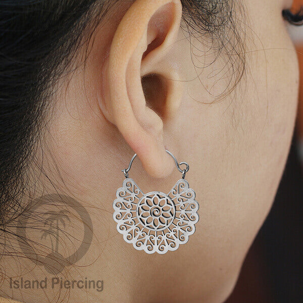 Anting stainless baja bedah warna silver motif yang istimewa