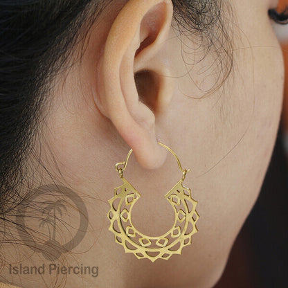 Anting stainless steel warna gold motif yang sangat unik