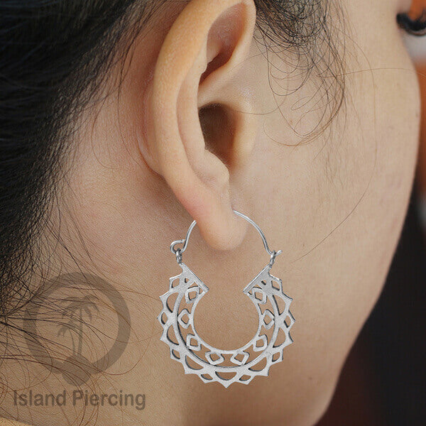 Anting stainless steel warna silver motif yang sangat unik