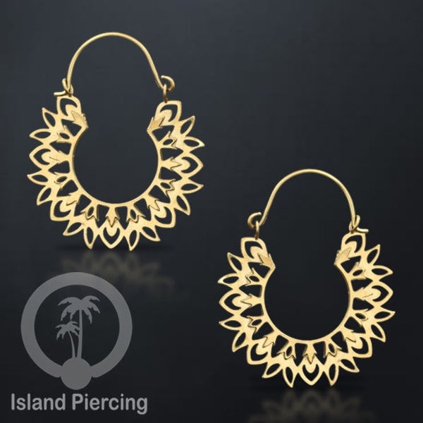 Anting stainless steel warna gold motif yang sangat unik