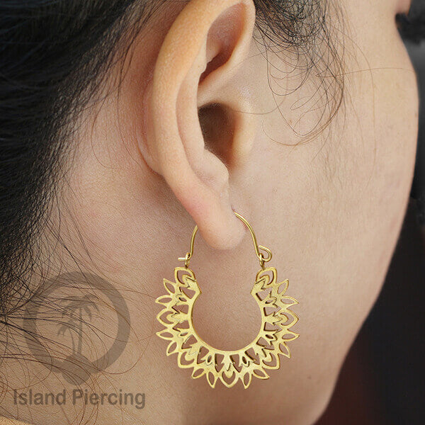 Anting stainless steel warna gold motif yang sangat unik