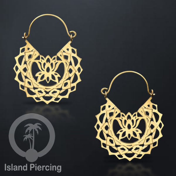 Anting stainless steel warna gold motif yang sangat unik