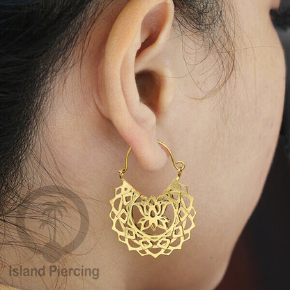 Anting stainless steel warna gold motif yang sangat unik