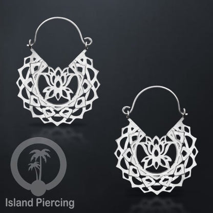 Anting stainless steel warna silver motif yang sangat unik