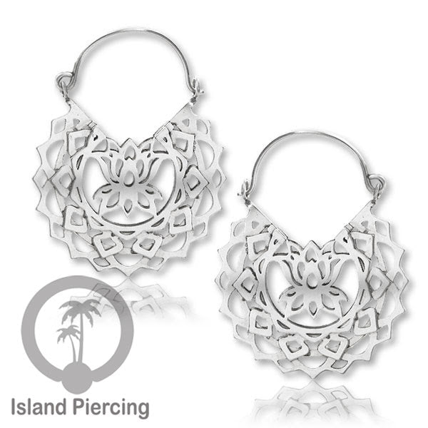 Anting stainless steel warna silver motif yang sangat unik