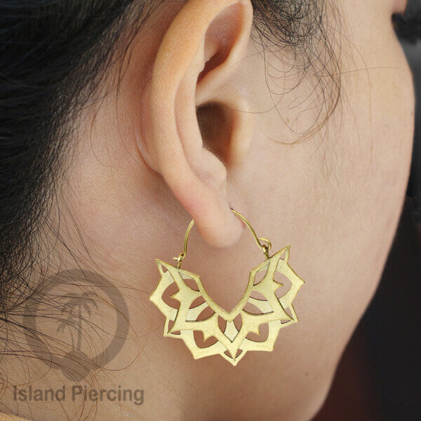 Anting stainless steel warna gold motif yang istemewa