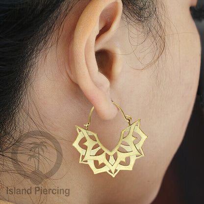 Anting stainless steel warna gold motif yang istemewa