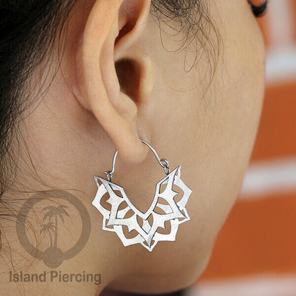 Anting stainless baja bedah warna silver motif yang istimewa