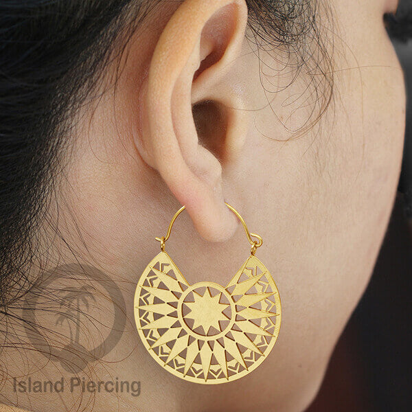 Anting stainless 3 lapis warna gold motif unik, hanya ada di Island Piercing