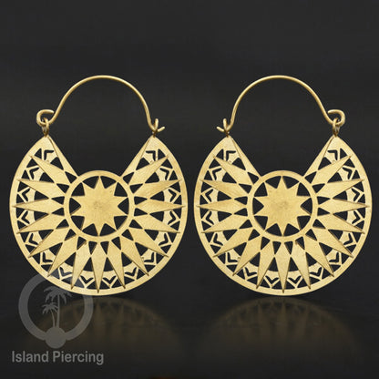 Anting stainless 3 lapis warna gold motif unik, hanya ada di Island Piercing