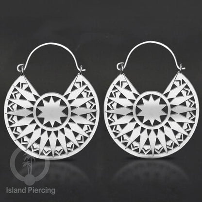 Anting stainless 3 lapis warna silver motif unik, hanya ada di Island Piercing