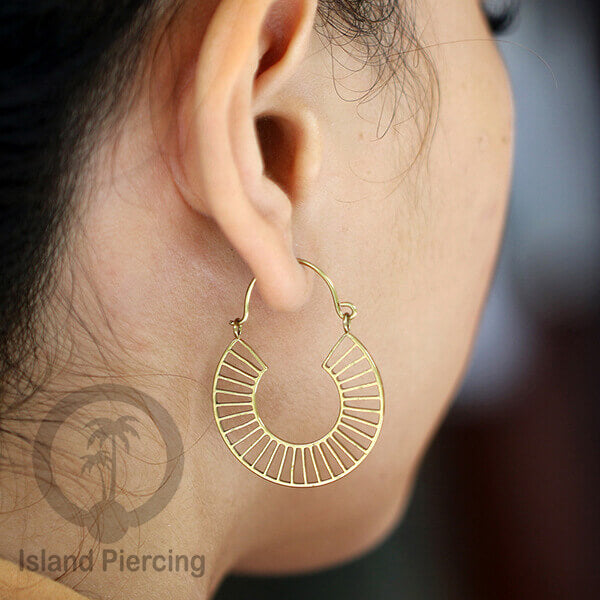 Anting stainless steel warna gold motif yang popular