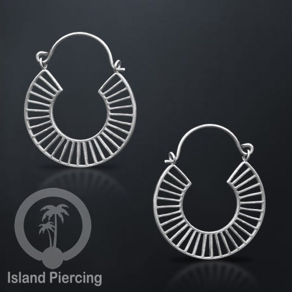 Anting stainless steel warna silver motif yang popular