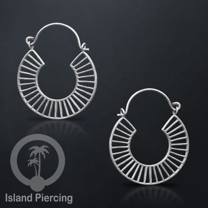 Anting stainless steel warna silver motif yang popular