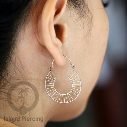 Anting stainless steel warna silver motif yang popular