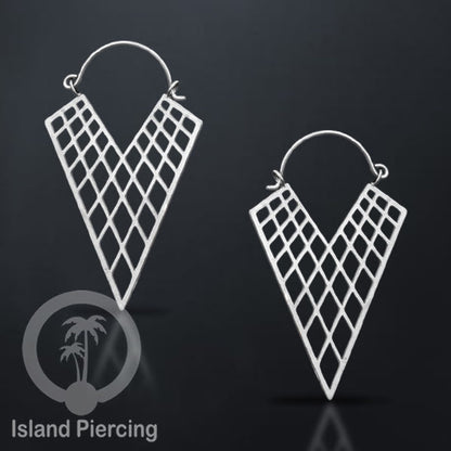 Anting stainless steel warna silver motif yang popular