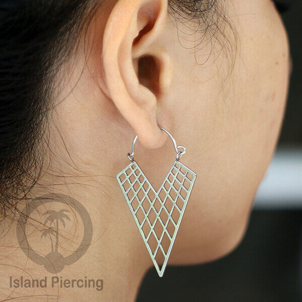 Anting stainless steel warna silver motif yang popular