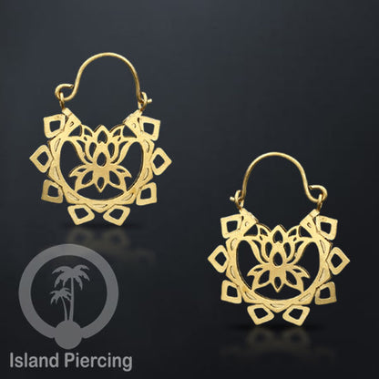 Anting stainless steel warna gold motif yang popular