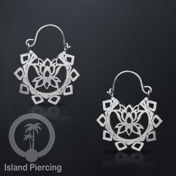 Anting stainless steel warna silver motif yang popular