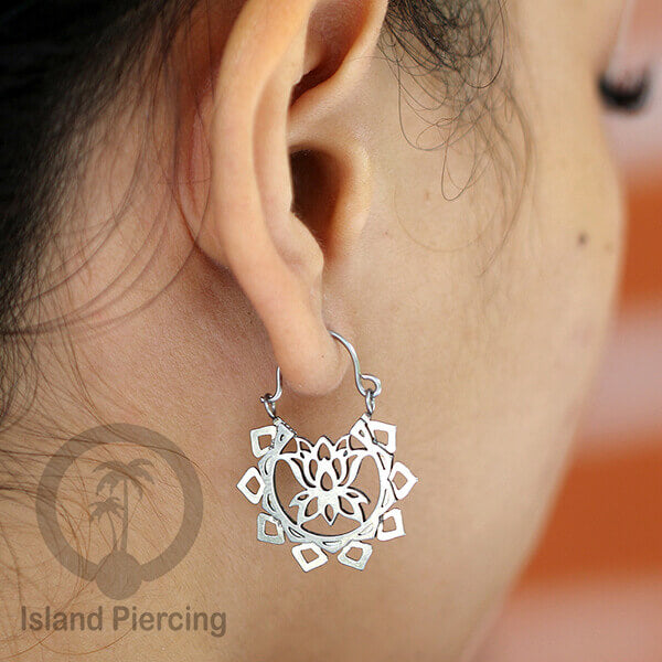 Anting stainless steel warna silver motif yang popular