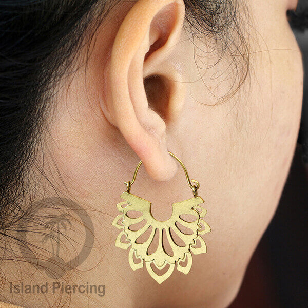 Anting stainless steel warna gold motif yang popular