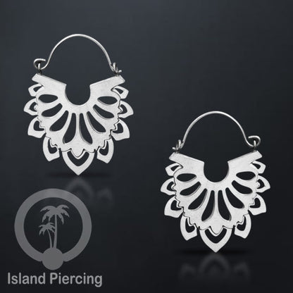 Anting stainless steel warna silver motif yang popular