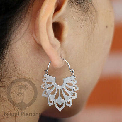 Anting stainless steel warna silver motif yang popular