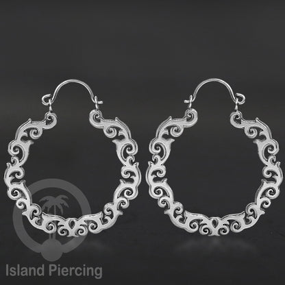 Anting stainless steel warna silver motif yang popular.