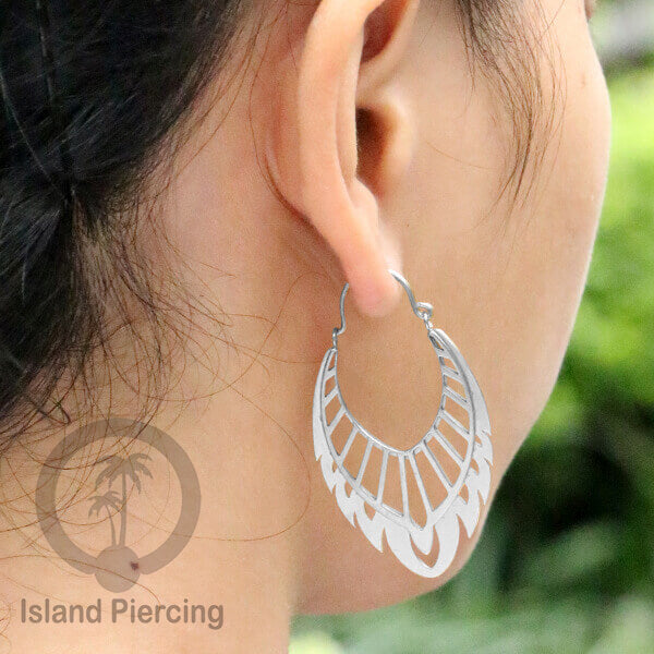 Anting stainless steel warna silver motif yang popular.