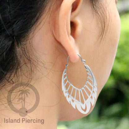 Anting stainless steel warna silver motif yang popular.