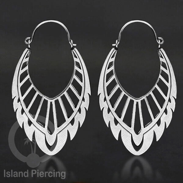 Anting stainless steel warna silver motif yang popular.