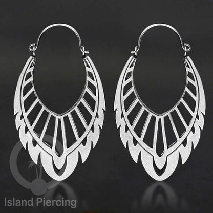 Anting stainless steel warna silver motif yang popular.