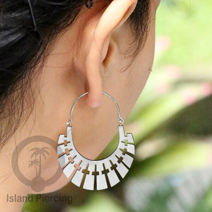 Anting stainless steel warna silver motif yang popular.