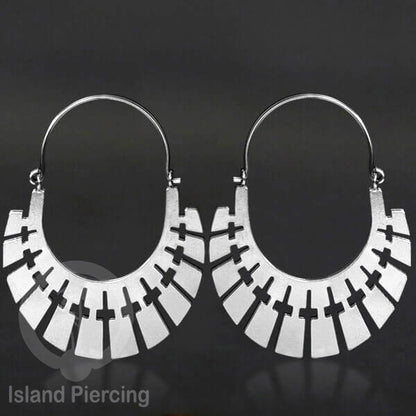 Anting stainless steel warna silver motif yang popular.