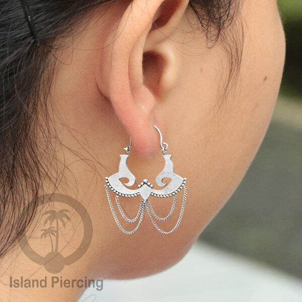 Anting stainless steel warna silver motif yang popular.