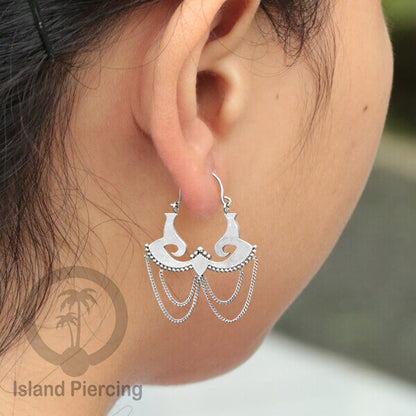 Anting stainless steel warna silver motif yang popular.