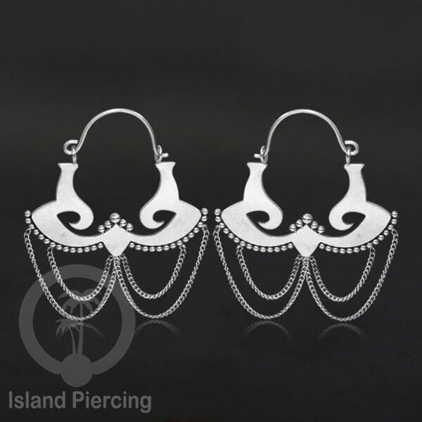 Anting stainless steel warna silver motif yang popular.