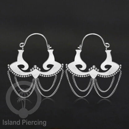 Anting stainless steel warna silver motif yang popular.