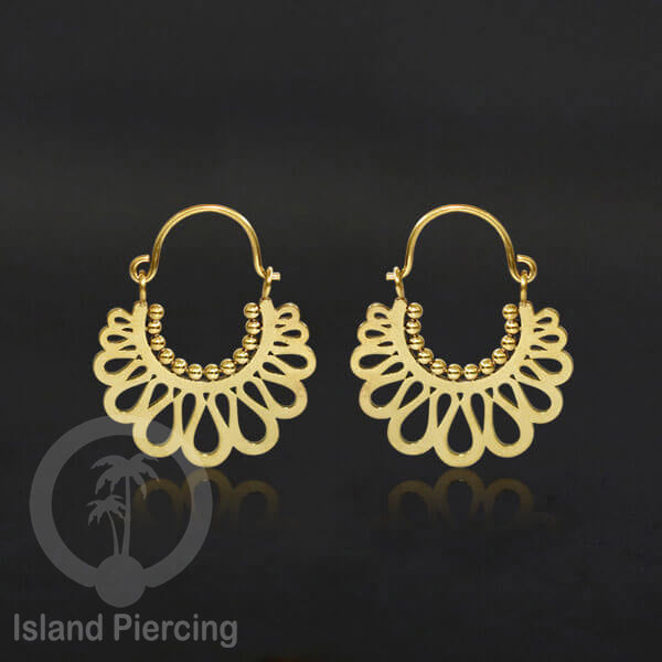 Anting stainless steel warna gold motif yang popular.