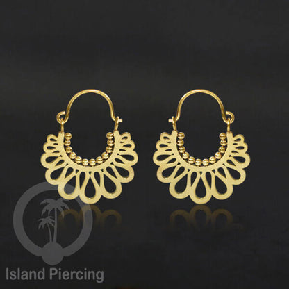 Anting stainless steel warna gold motif yang popular.