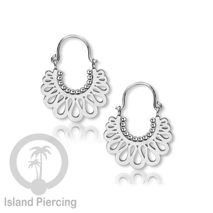 Anting stainless steel warna silver motif yang popular.