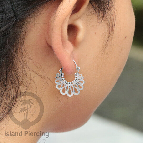 Anting stainless steel warna silver motif yang popular.