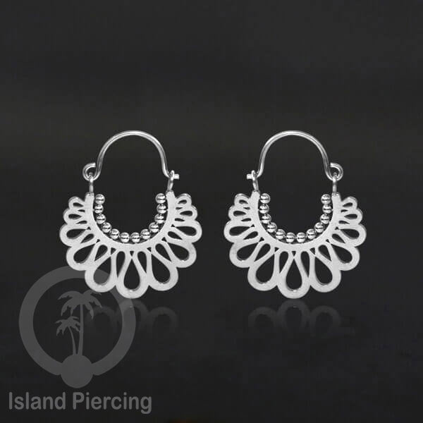 Anting stainless steel warna silver motif yang popular.