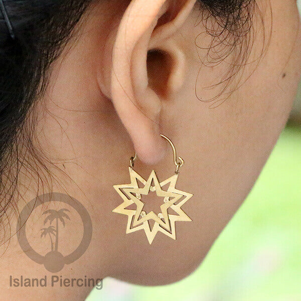 Anting stainless steel warna gold motif yang popular.