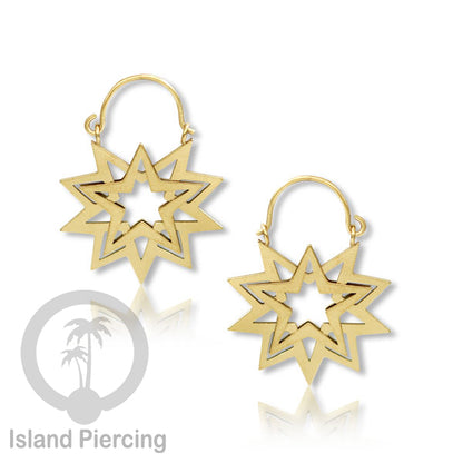 Anting stainless steel warna gold motif yang popular.
